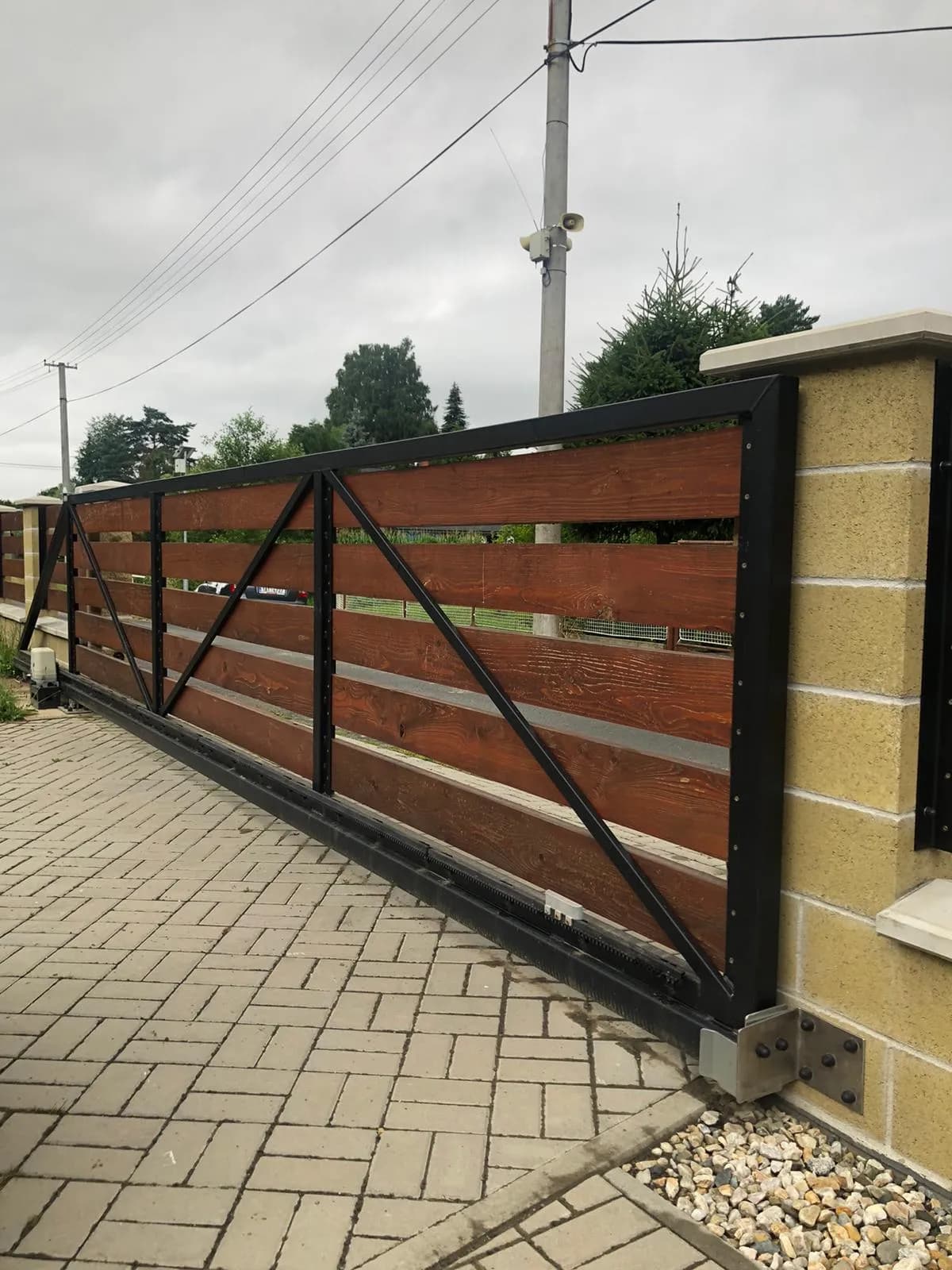 Pojezdová brána s ocelovou konstrukcí